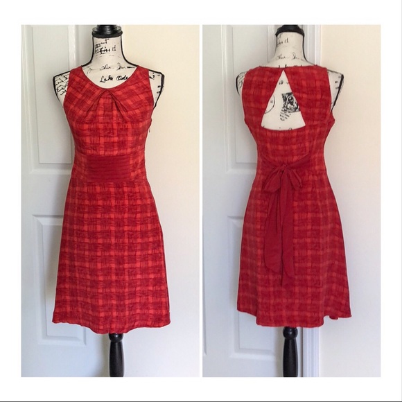 Dresses & Skirts - ❤️Beautiful Red sleeveless dress w keyhole back❤️